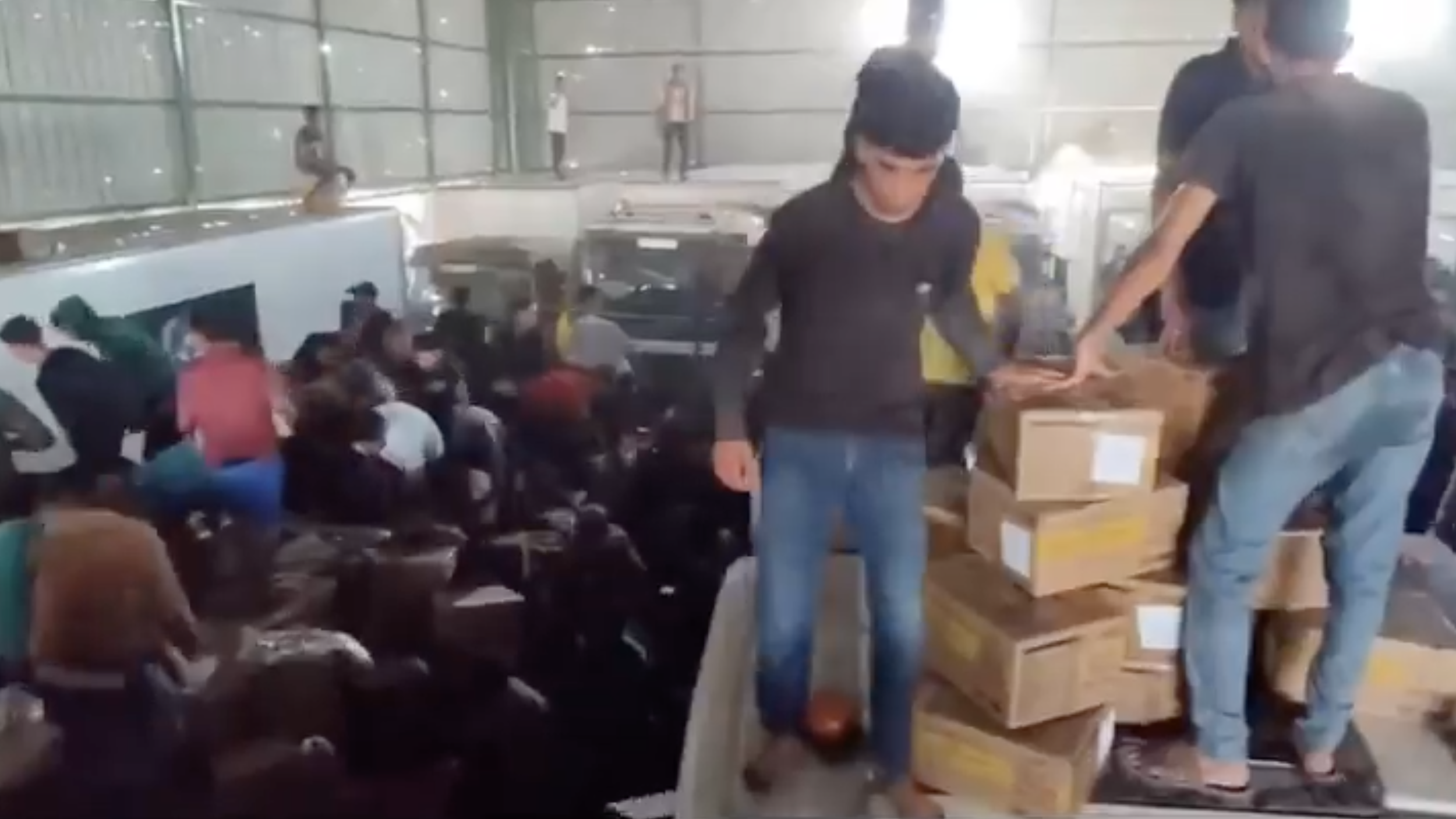 Hundreds of people raid WFP’s Gaza warehouse after week of Israeli-hindered aid distribution