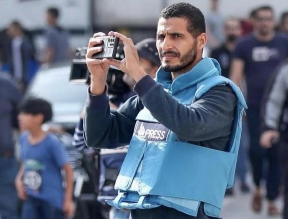 الجيش الإسرائيلي يقتل الصحفي حسن اصليح على سرير المستشفى