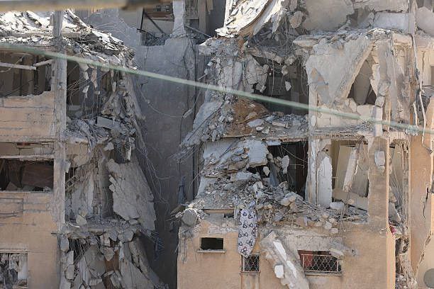 صواريخ إيران تصيب مباني حيوية في تل أبيب وبئر السبع.. وإسرائيل تقصف مفاعل نووي غير نشط وتهدد بالقضاء على «المُرشد»