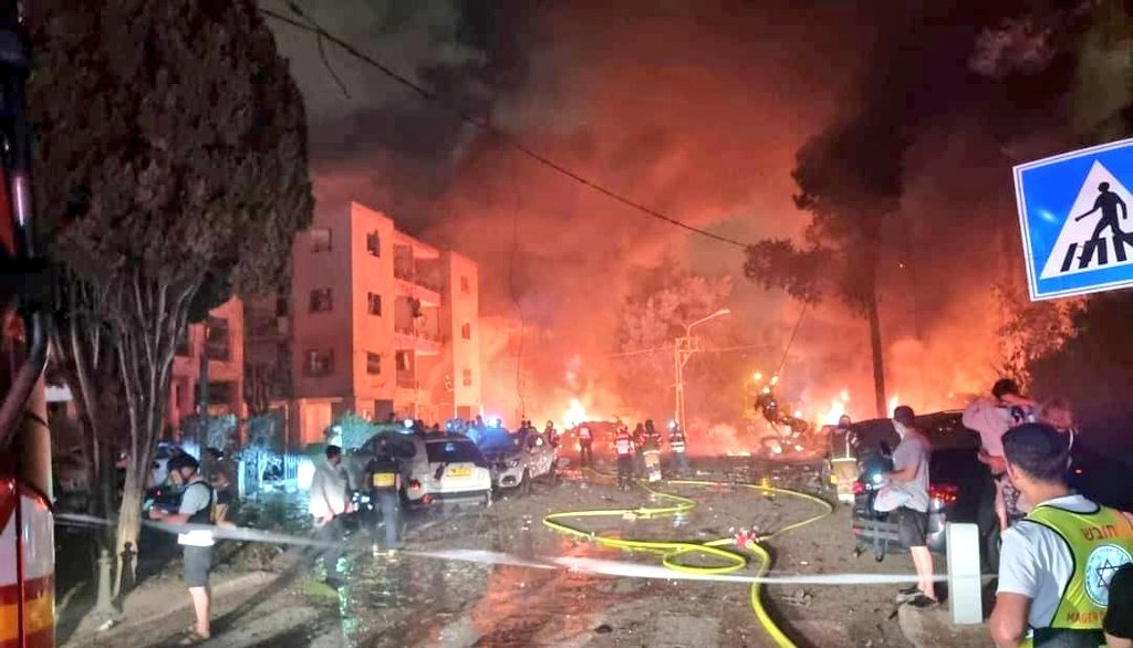 صواريخ إيران تقتل 8 وتصيب 92 في حيفا وتل أبيب.. وإسرائيل تغتال مدير مخابرات الحرس الثوري وتتوعد سكان طهران