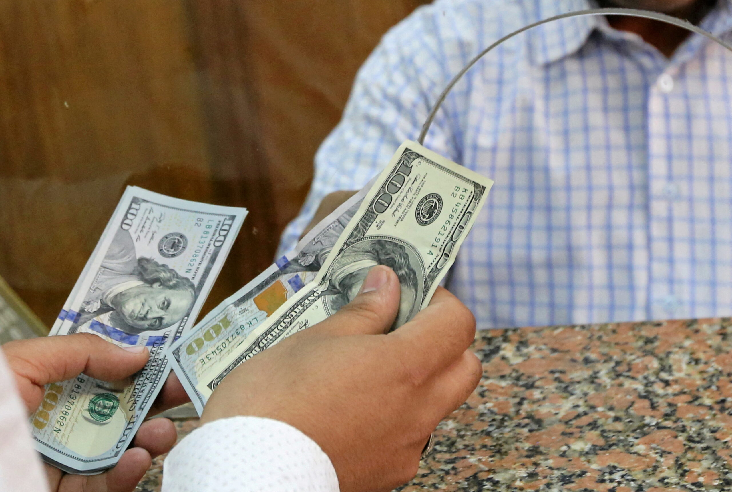 Hot money inflows boost Egyptian pound against the dollar