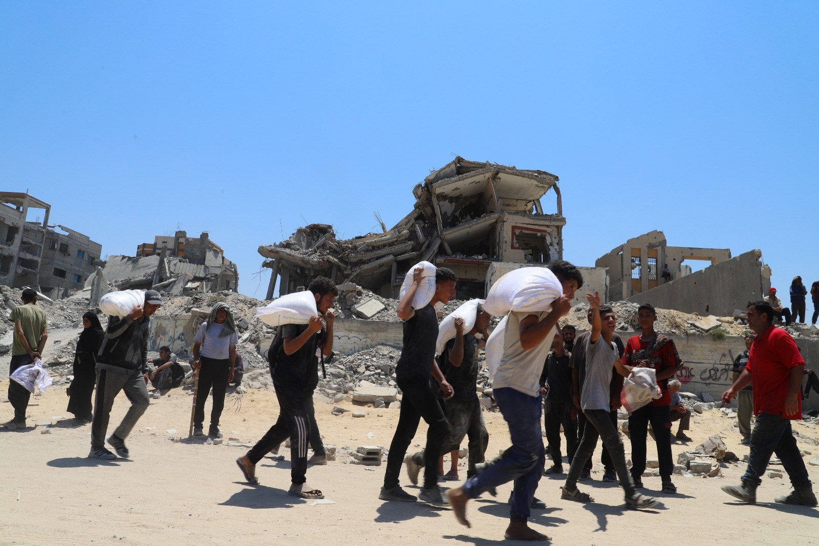 الجوع ينهي حياة 10 فلسطينيين جدد | استمرار قتل منتظري المساعدات برصاص الاحتلال