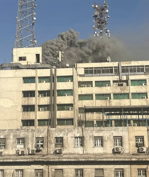 «تنظيم الاتصالات» يقر تعويضات إضافية للمتأثرين بحريق «سنترال رمسيس» | «النقل» تنفي انهيار كوبري الطريق الزراعي: التريلا وقعت المشاية