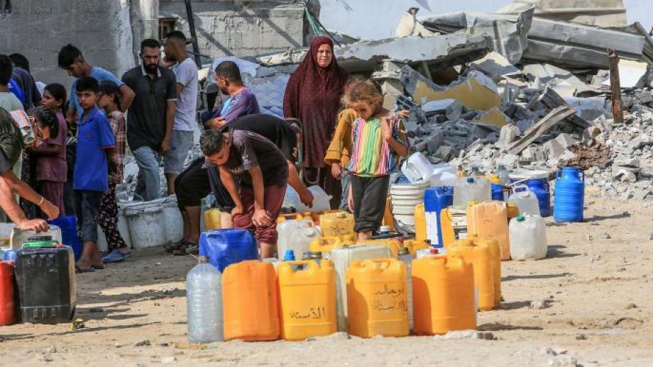 «لا تقل معاناة عن الجوع».. تعطيش سكان غزة يتفاقم مع استمرار الحصار | وفاة طفل ومسن جوعًا في مستشفيات غزة