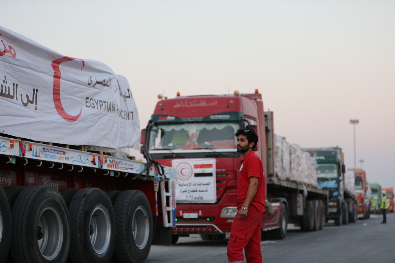 «هندسة الفوضى والتجويع».. الاحتلال يمنع شاحنات المساعدات من الوصول لمخازن المنظمات تسهيلًا لسرقتها | إحالة 12 من نُشطاء «حنظلة» إلى محكمة إسرائيلية