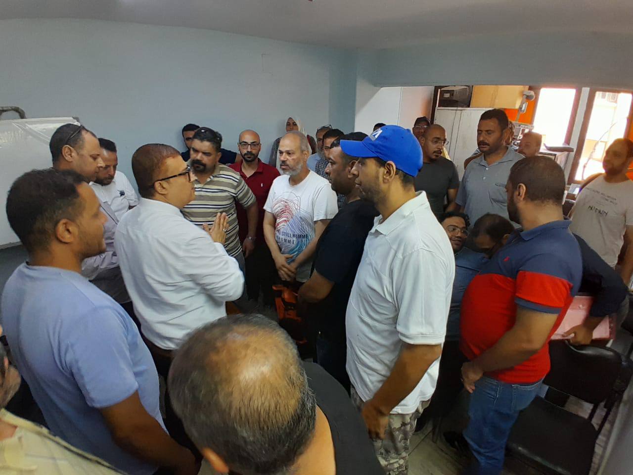 «العمل» تبدأ مفاوضات مع «معهد الطيران» بشأن فصل 100 عامل 