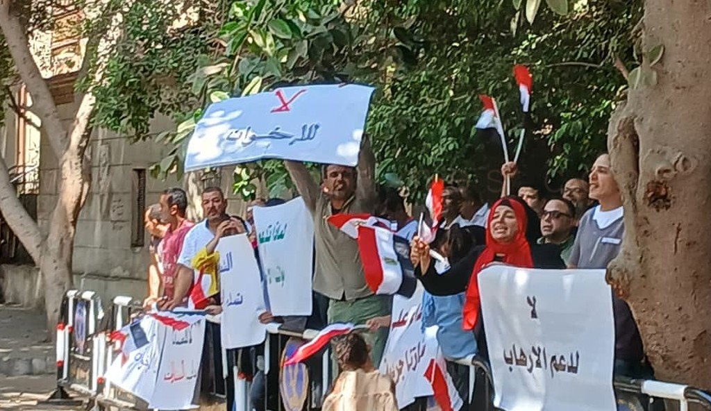 وقفة احتجاجية أمام السفارة الهولندية في الزمالك.. والخارجية المصرية: هولندا أبدت أسفها