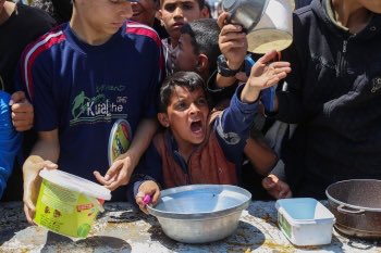 مجزرة جديدة في خان يونس.. وشاهد عيان: «استيقظنا والحرائق مشتعلة بالخيام لم نعلم ماذا نفعل» | و8 وفيات جديدة بسبب الجوع 
