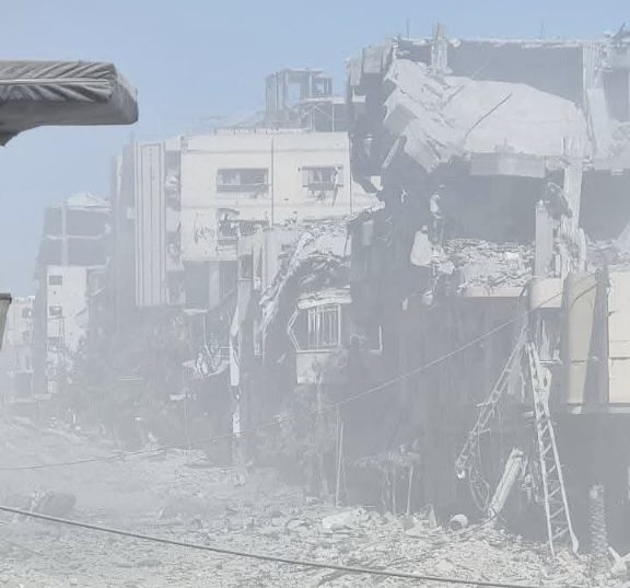 113 قتيلًا بينهم صحفي خلال 24 ساعة.. وقنابل على عيادة طبية و«مدارس نازحين»