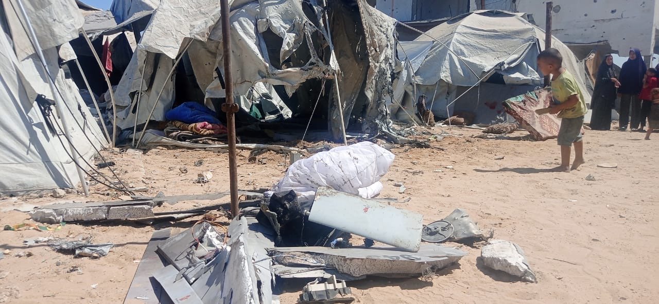 القصف الإسرائيلي يقتل رضيعة ومسيرة انتحارية تستهدف خيمة نازحين.. والجوع ينهي حياة 7 أشخاص
