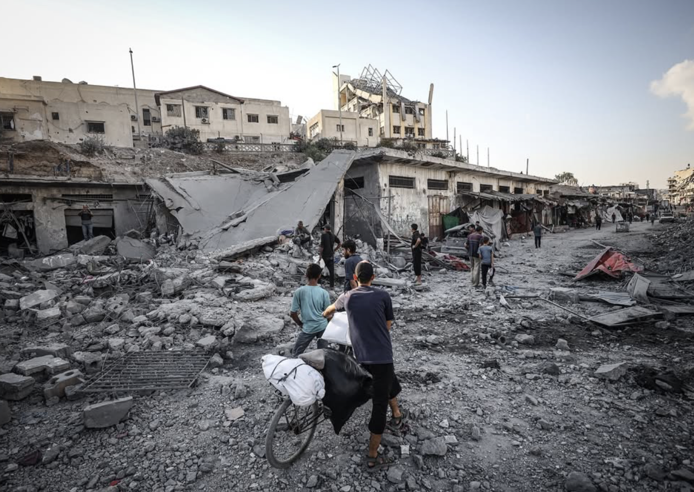آليات الاحتلال تصل إلى عمق «غزة».. ونازحة: «طلعنا تحت القصف عشان ننذل بدون خيمة»