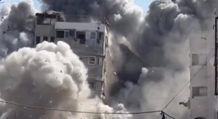 مقتل 51 فلسطينيًا بينهم أطفال في القطاع.. ونازحة من مدينة غزة: «مش لاقيين خيمة.. الشمس ذوبت وجوهنا ووجوه أطفالنا»  
