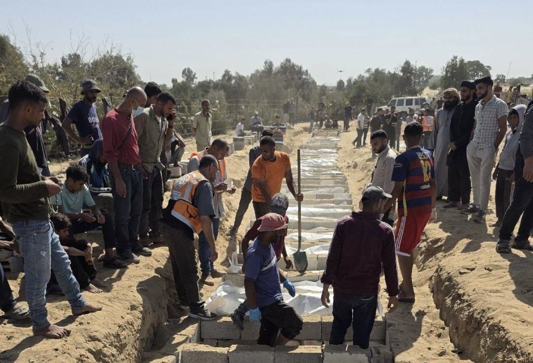 تبادل جثتي أسيرين إسرائيليين ورفات 30 فلسطينيًا .. ومقبرة جماعية لمجهولي الهوية في دير البلح 