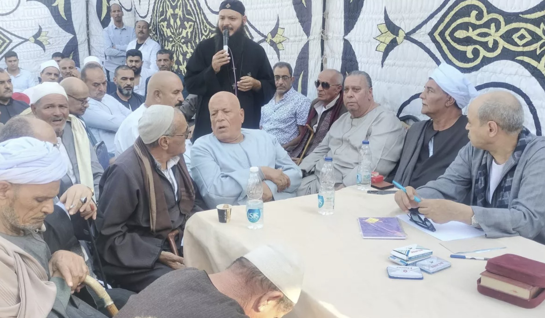 «الديمقراطي الاجتماعي» و«العيش والحرية» يدينان التغريم والتهجير «العرفي» لأسرة مسيحية في المنيا