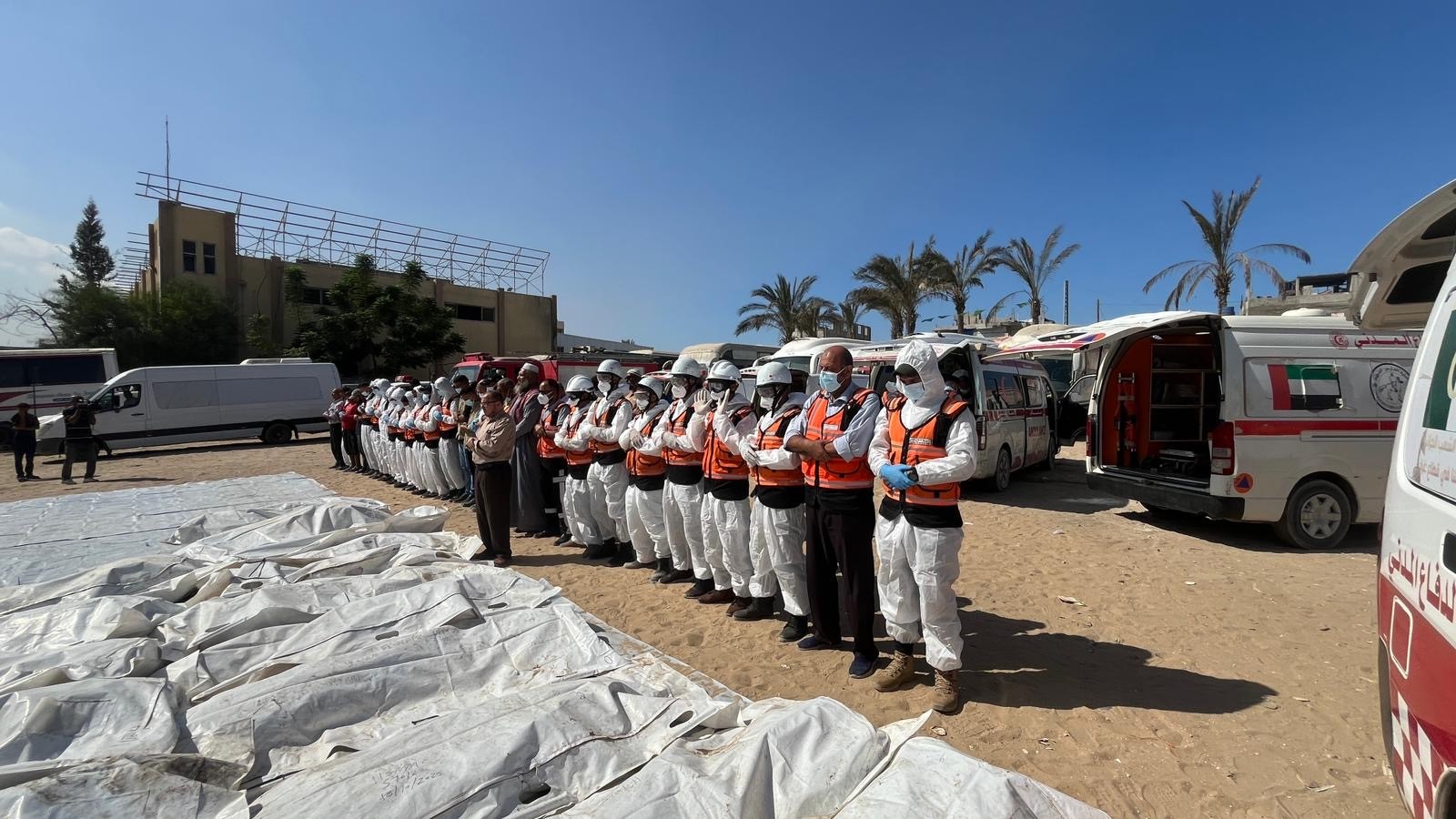 مقبرة جماعية لـ41 جثمانًا فلسطينيًا مجهول الهوية في غزة.. ومعدات إضافية للبحث عن جثث الأسرى الإسرائيليين 
