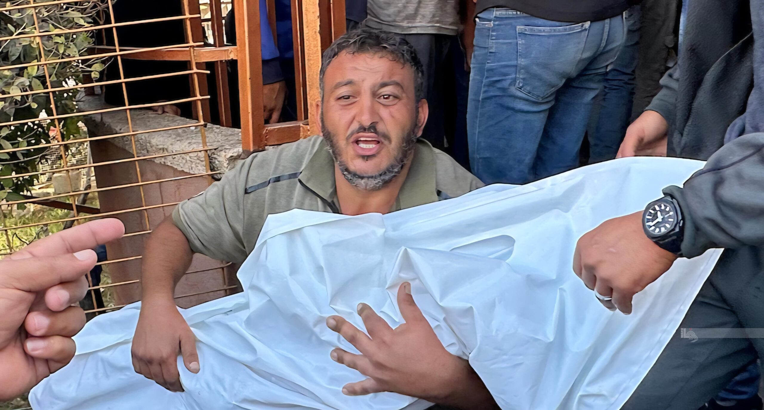 «أوتشا»: الذخائر غير المنفجرة تهدد حياة المدنيين في غزة.. ومستوطنون يحرقون مسجدًا في «سلفيت» بالضفة