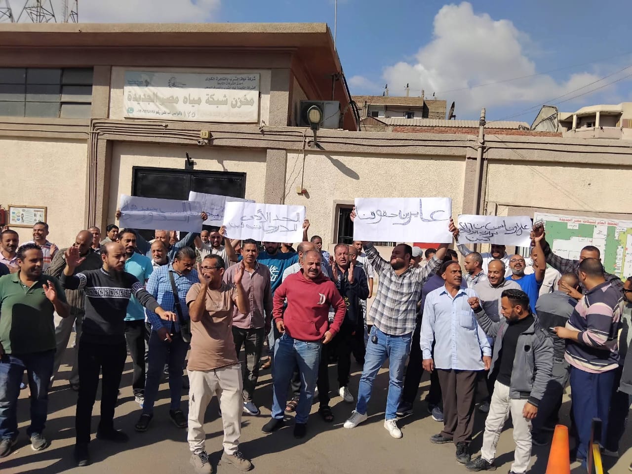 عمال 3 محطات في «مياه القاهرة» يعلقون وقفاتهم الاحتجاجية «مؤقتًا»