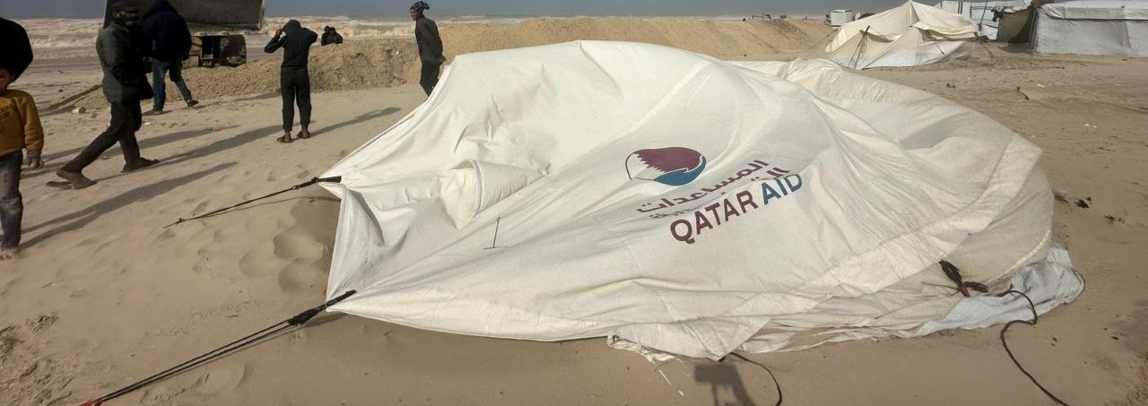 البرد يقتل رضيعًا وانهيار جدار على خيمة يقتل نازحًا.. ومتحدث «القسام» الجديد: «شعبنا لن يتخلى عن سلاحه»