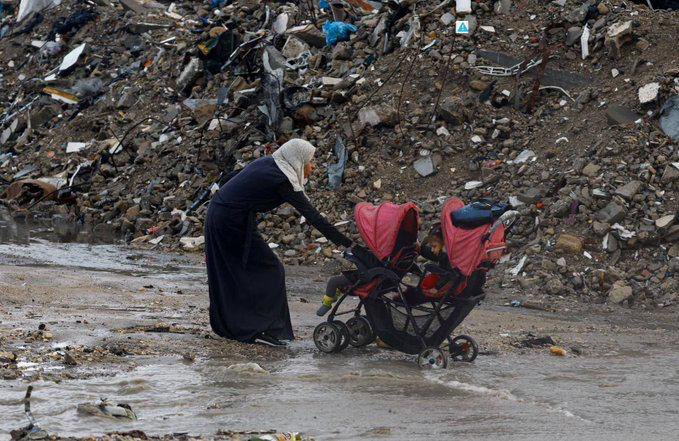 البرد القارس ينهي حياة رضيعة في خان يونس.. ومقتل آخر نتيجة انهيار جدار في «الشاطئ»