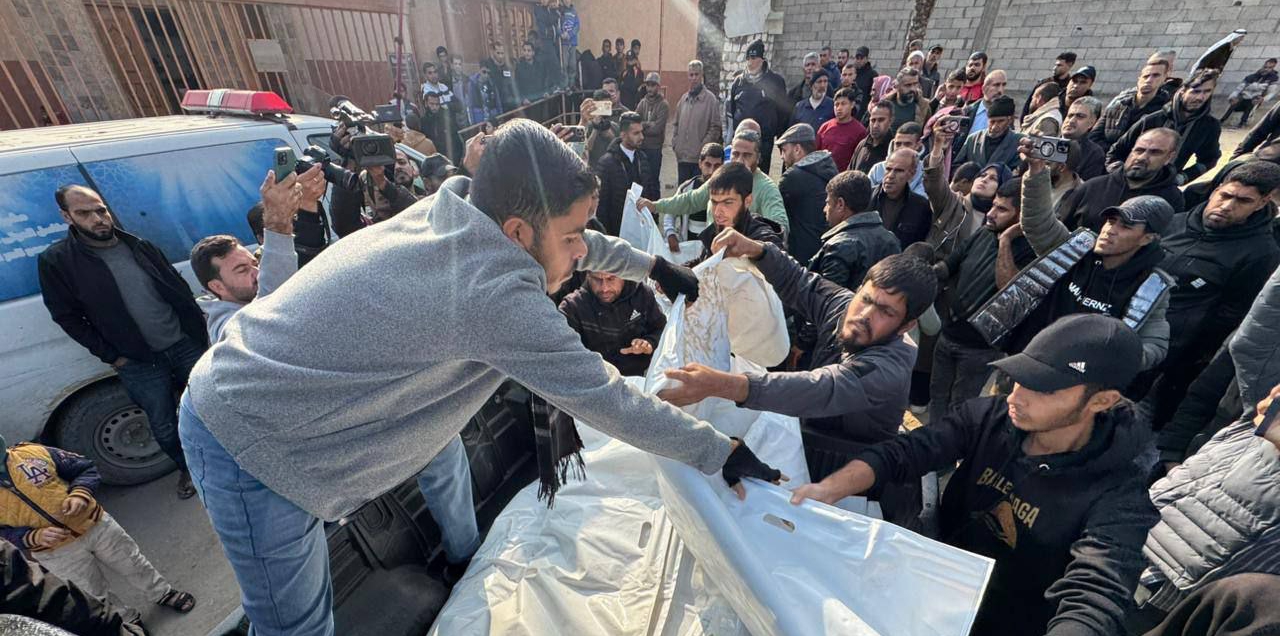 دفن جثامين صحفية و35 فردًا من عائلتها بعد عامين من مقتلهم | فلسطيني يقتل إسرائيليين شمال أراضي الـ48