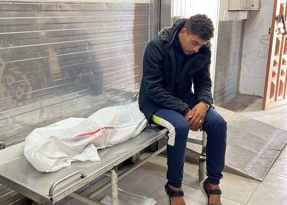 الاحتلال يقتل طفلة في رفح ومُسنة في «المواصي».. و«خليفة أبو شباب» يعلن إعدام مقاومَين في شرق رفح