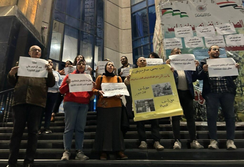 النيابة تستدعي 9 من معتصمي «البوابة» و2 من مجلس «الصحفيين» للتحقيق في «التظاهر وسب عبد الرحيم علي وابنته»