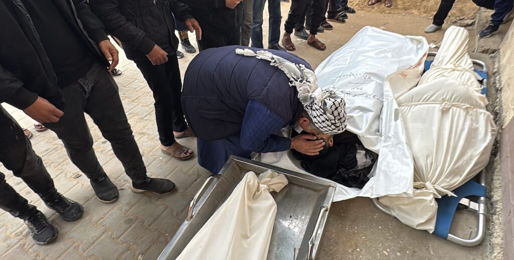 إسرائيل تقتل 6 فلسطينيين في خان يونس والمغازي.. وتعلن فتح معبر رفح في الاتجاهين الأحد المقبل