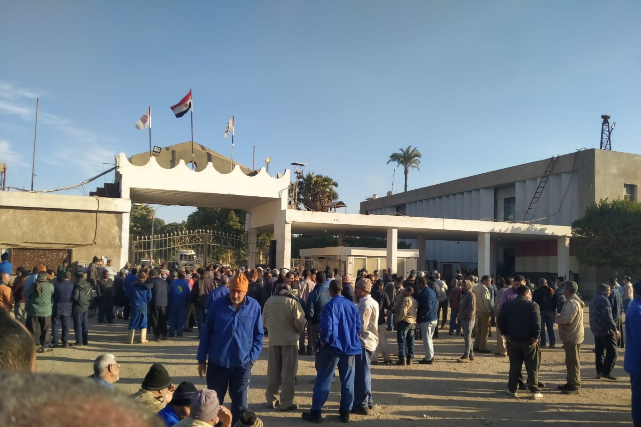استمرار احتجاجات «السكر» في الجيزة وقنا.. والمضربون في «دشنا» يمنعون شاحنات «التموين»