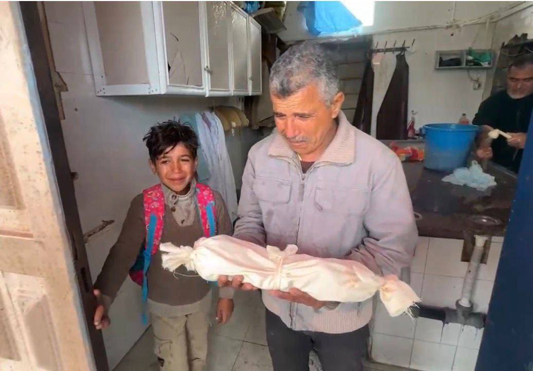 البرد ينهي حياة طفلة تاسعة في غزة.. ونزوح عائلات في خان يونس بعد توسع إسرائيلي بـ«الخط الأصفر»
