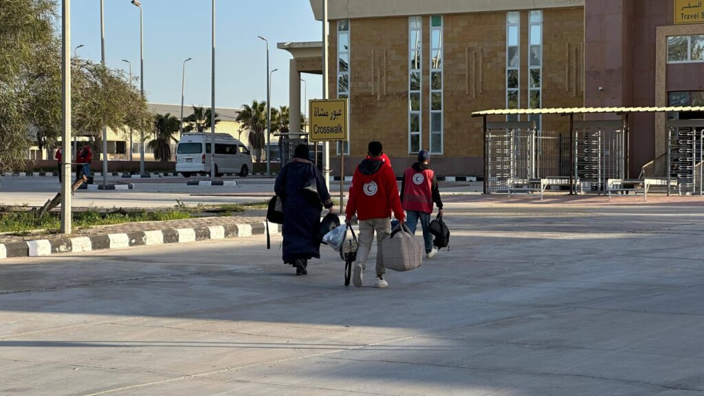 حركة سفر محدودة في أول أيام عمل معبر رفح.. و«حماس» تعلن إنهاء إجراءات تسليم السلطة في غزة