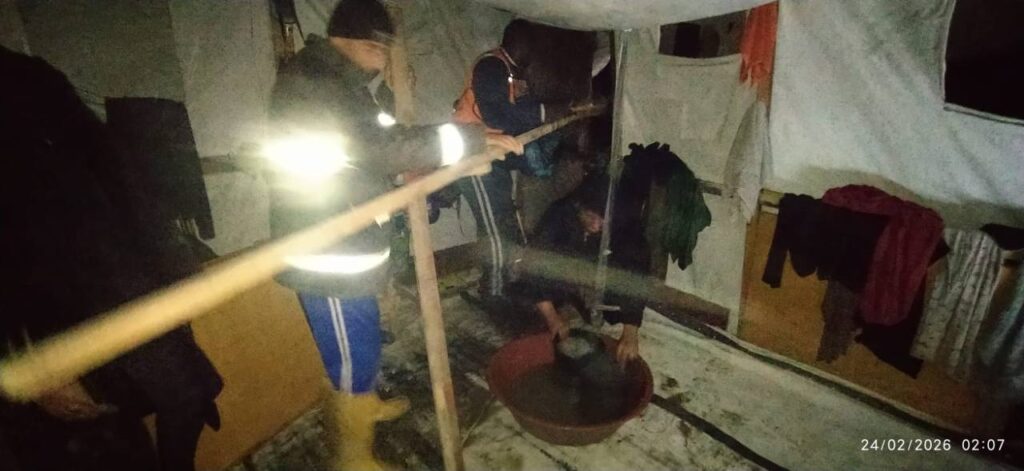 القصف يقتل فلسطينيين في بيت لاهيا.. ومياه الأمطار تغرق خيام النازحين في خان يونس
