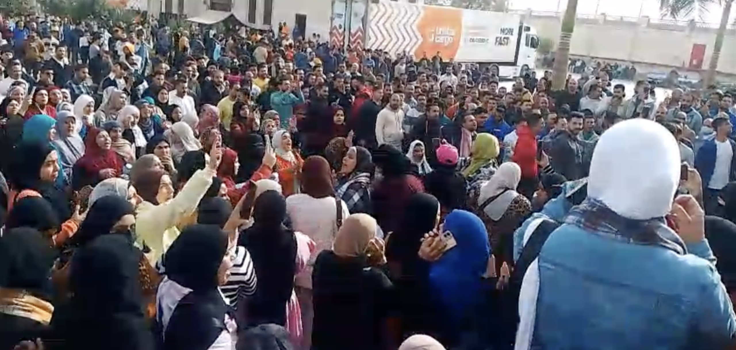 عمال «چيد تكستايل» يصعدون مطالبهم.. والإدارة تواجه الإضراب بإجازة في مصنع «العاشر»