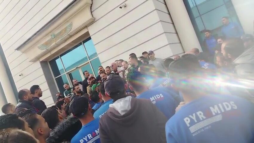 احتجاجات في «بيراميدز للإطارات» بعد خصم 2000 جنيه من الرواتب وتسريح 200 عامل