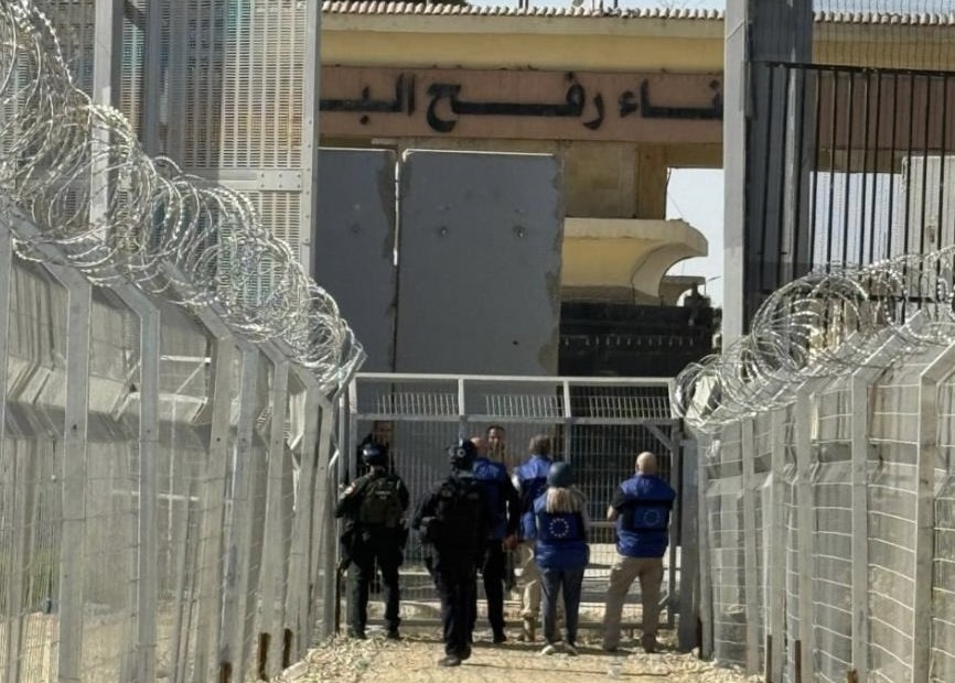 بدء التشغيل التجريبي لمعبر رفح.. والاحتلال يقتل فلسطينيين في غزة
