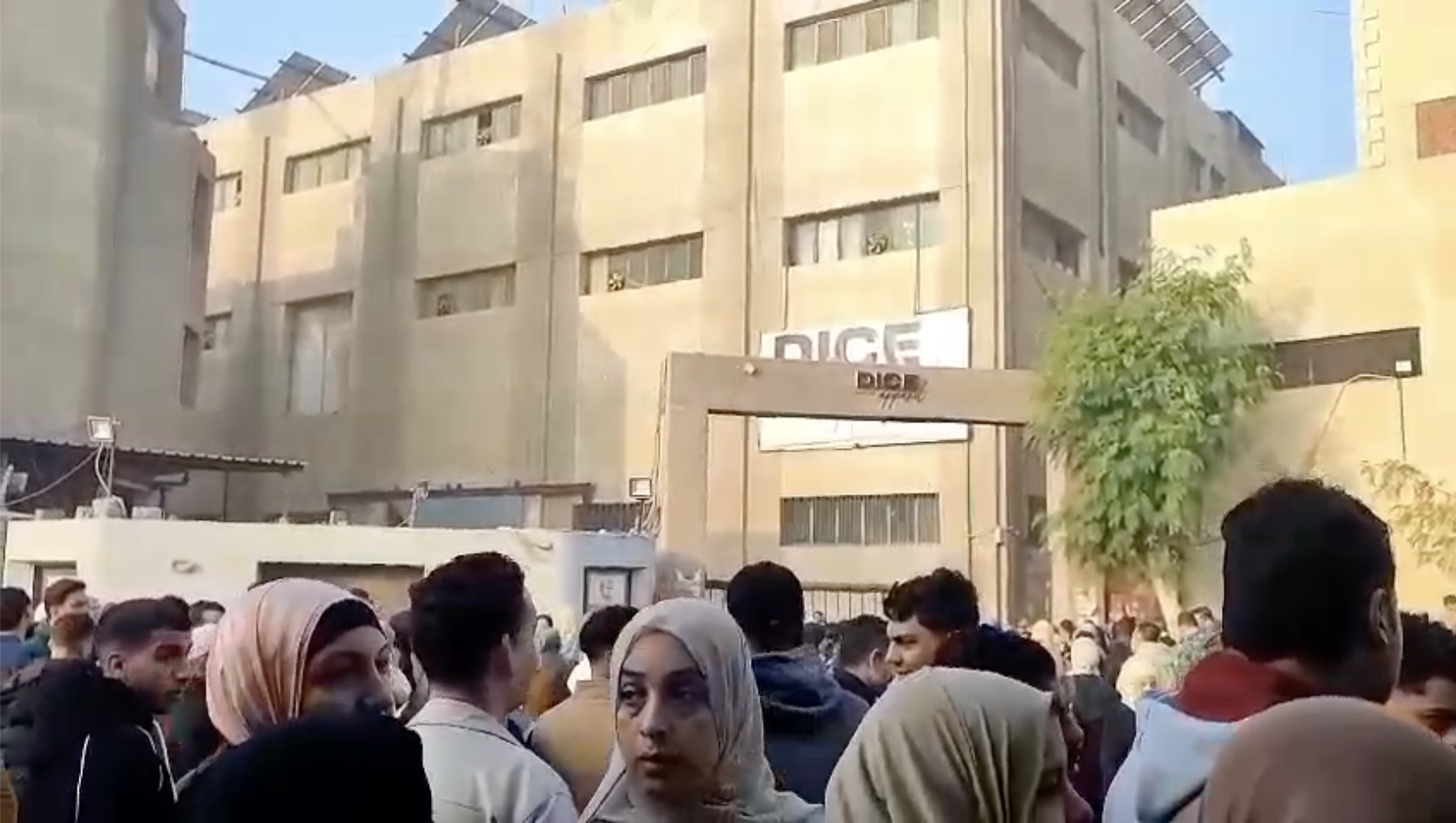 بعد وقفة للمطالبة بـ«الأدنى للأجور».. «دايس» للملابس تمنع عشرات العمال من دخول المصنع