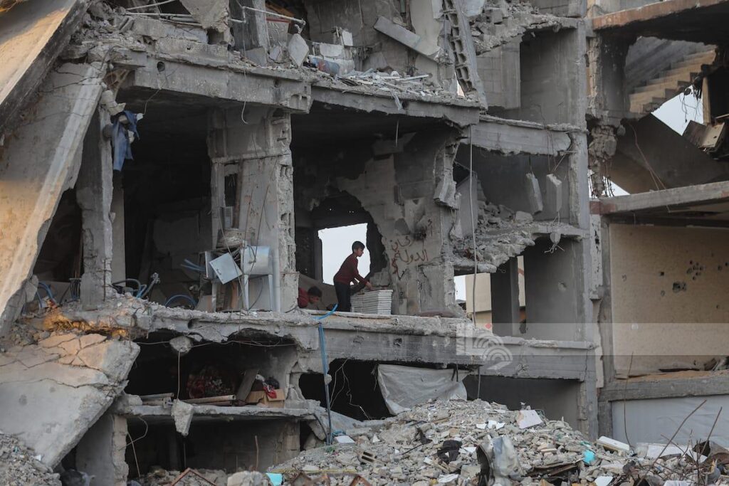 الاحتلال يقتل 3 فلسطينيين في غزة وخان يونس.. ووقف إمدادات الغاز ينذر بتداعيات كارثية