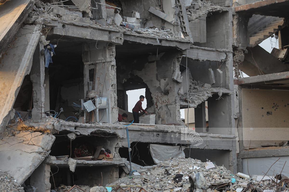 الاحتلال يقتل 3 فلسطينيين في غزة وخان يونس.. ووقف إمدادات الغاز ينذر بتداعيات كارثية