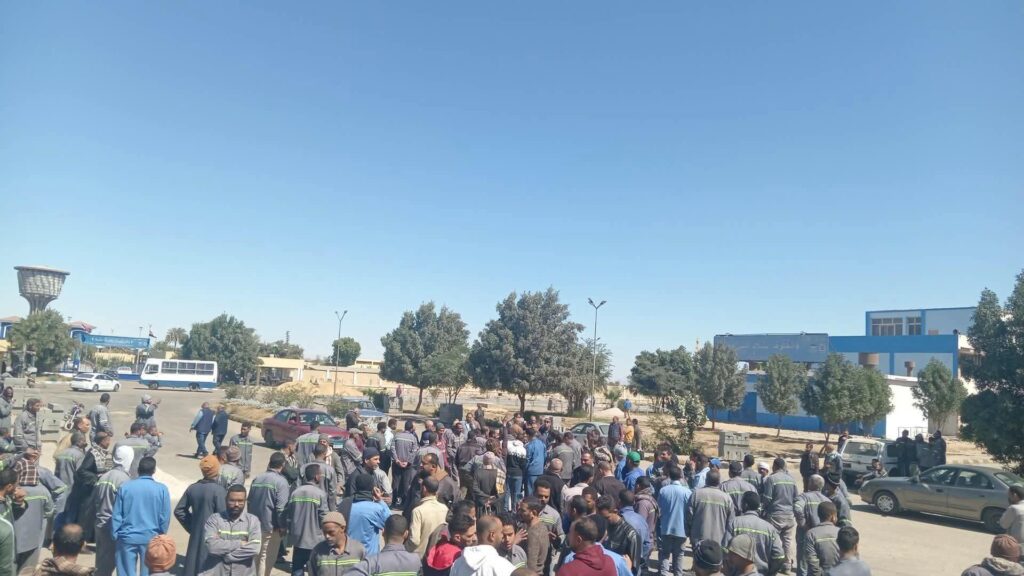 إضراب الآلاف من العمالة المؤقتة في «مصر للألومنيوم» للمطالبة بالتعيين و«الأدنى للأجور»