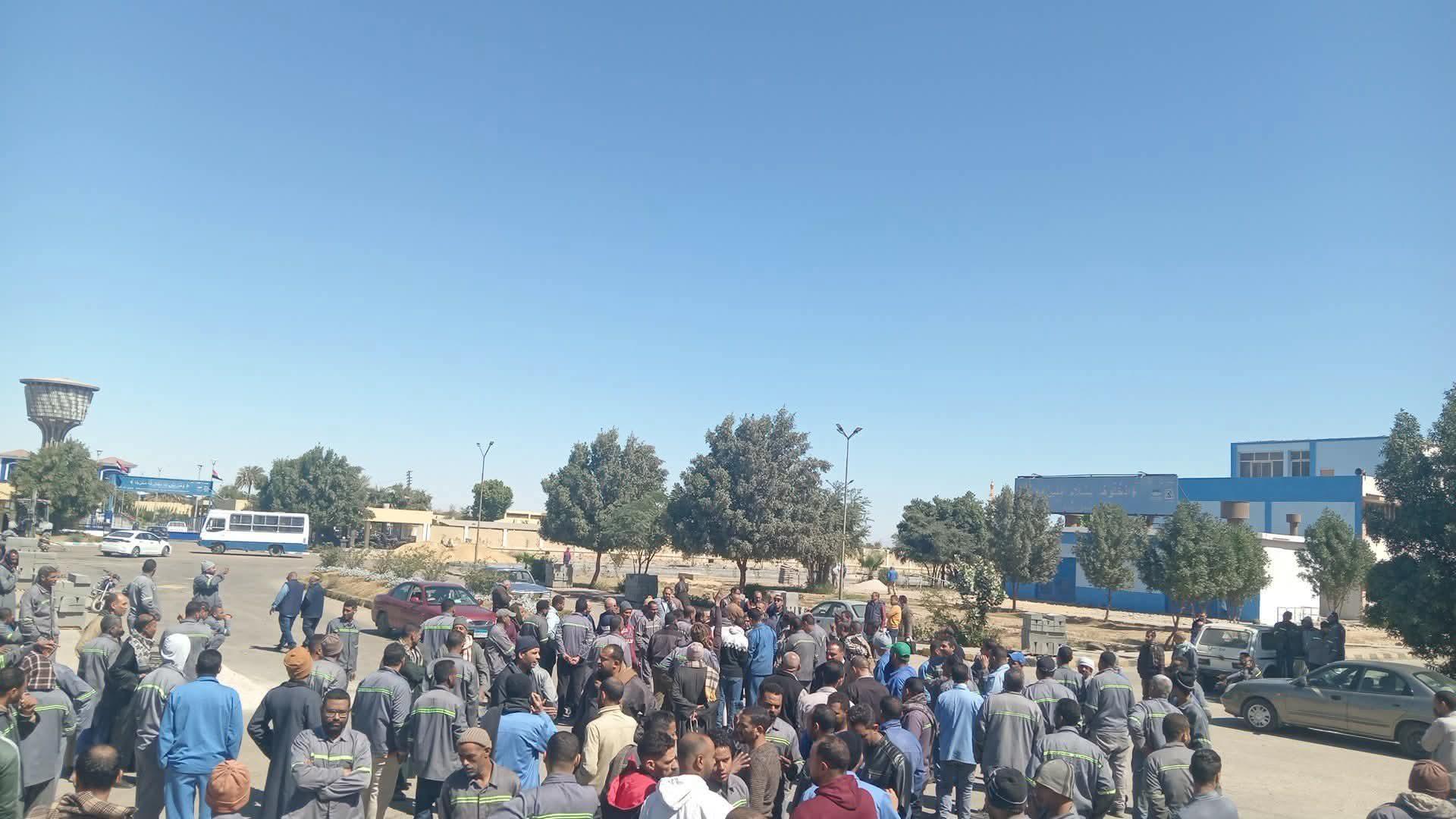إضراب الآلاف من العمالة المؤقتة في «مصر للألومنيوم» للمطالبة بالتعيين و«الأدنى للأجور»