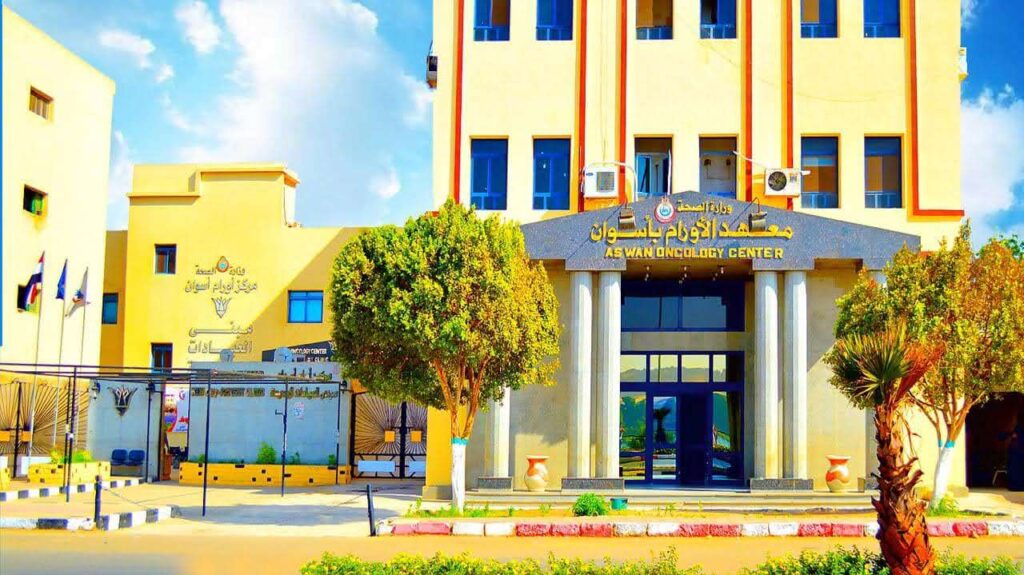 حرصًا على المرضى.. العمال المؤقتون بـ«أورام أسوان» ينهون إضرابًا من أجل «التثبيت والأدنى للأجور»