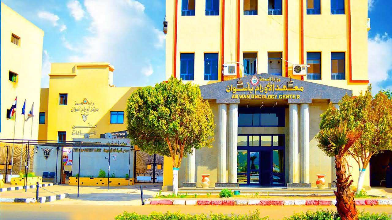 حرصًا على المرضى.. العمال المؤقتون بـ«أورام أسوان» ينهون إضرابًا من أجل «التثبيت والأدنى للأجور»