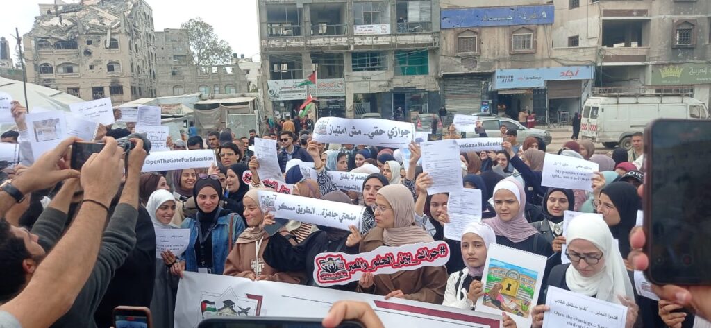 Hundreds of Gaza students demonstrate for right to study abroad